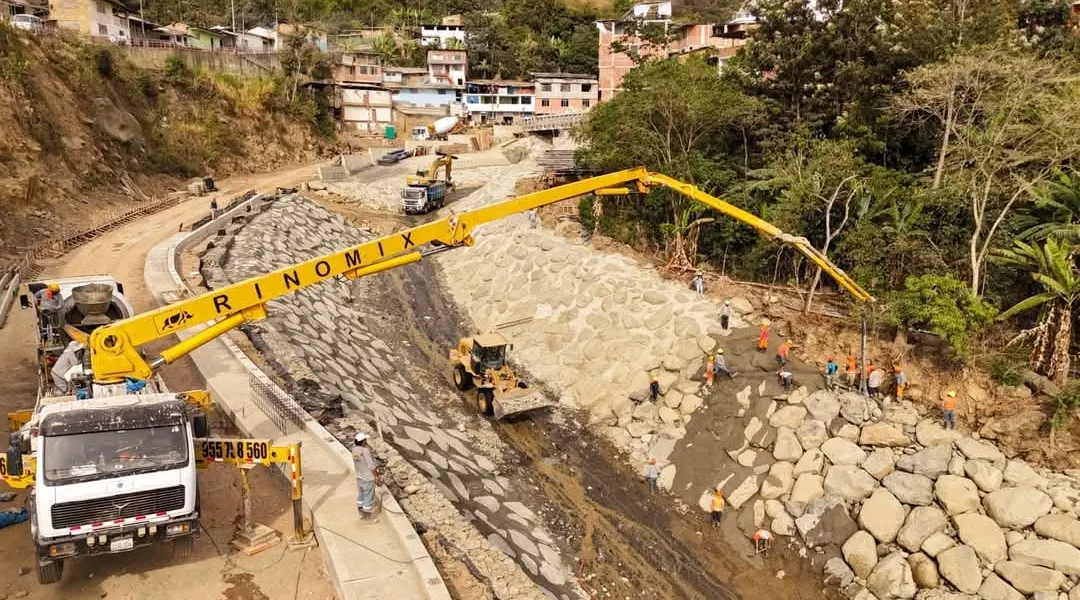 Bomba de concreto RINOMIX en obra de defensa ribereña