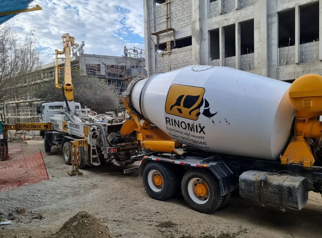 Camión mixer y bomba de concreto RINOMIX en obra